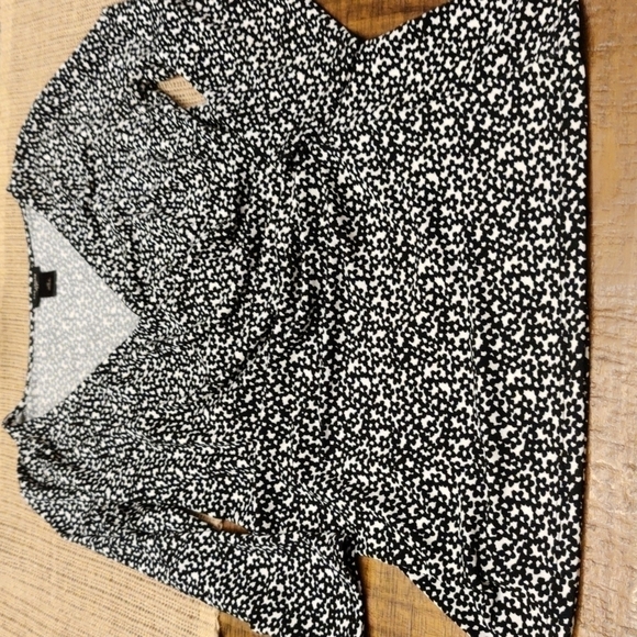 Ann taylor 3/4 sleeve wrap top, black & white little flower print, size XS - Picture 3 of 9